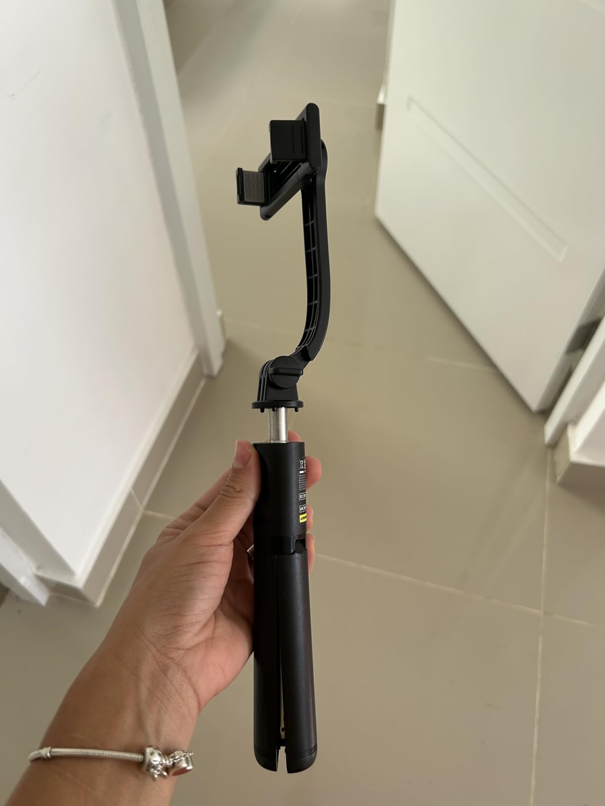 SelfieShow Selfie Stick, Extendable Selfie Stick Tripod with Wireless Remote and Tripod Stand, Portable, Lightweight, Compatible with iPhone 15 14 13 12 Pro Xs Max X 8Plus, Samsung Smartphone and More - Customer Photo 1