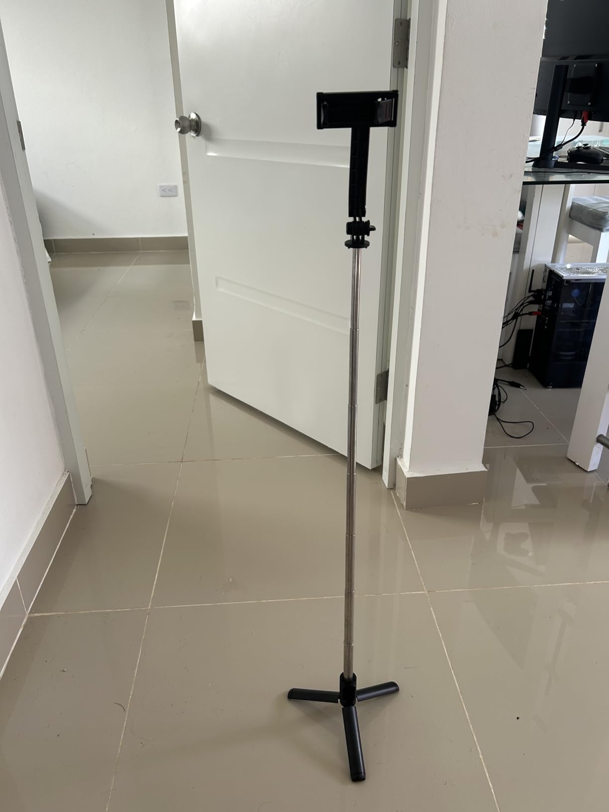 SelfieShow Selfie Stick, Extendable Selfie Stick Tripod with Wireless Remote and Tripod Stand, Portable, Lightweight, Compatible with iPhone 15 14 13 12 Pro Xs Max X 8Plus, Samsung Smartphone and More - Customer Photo 2