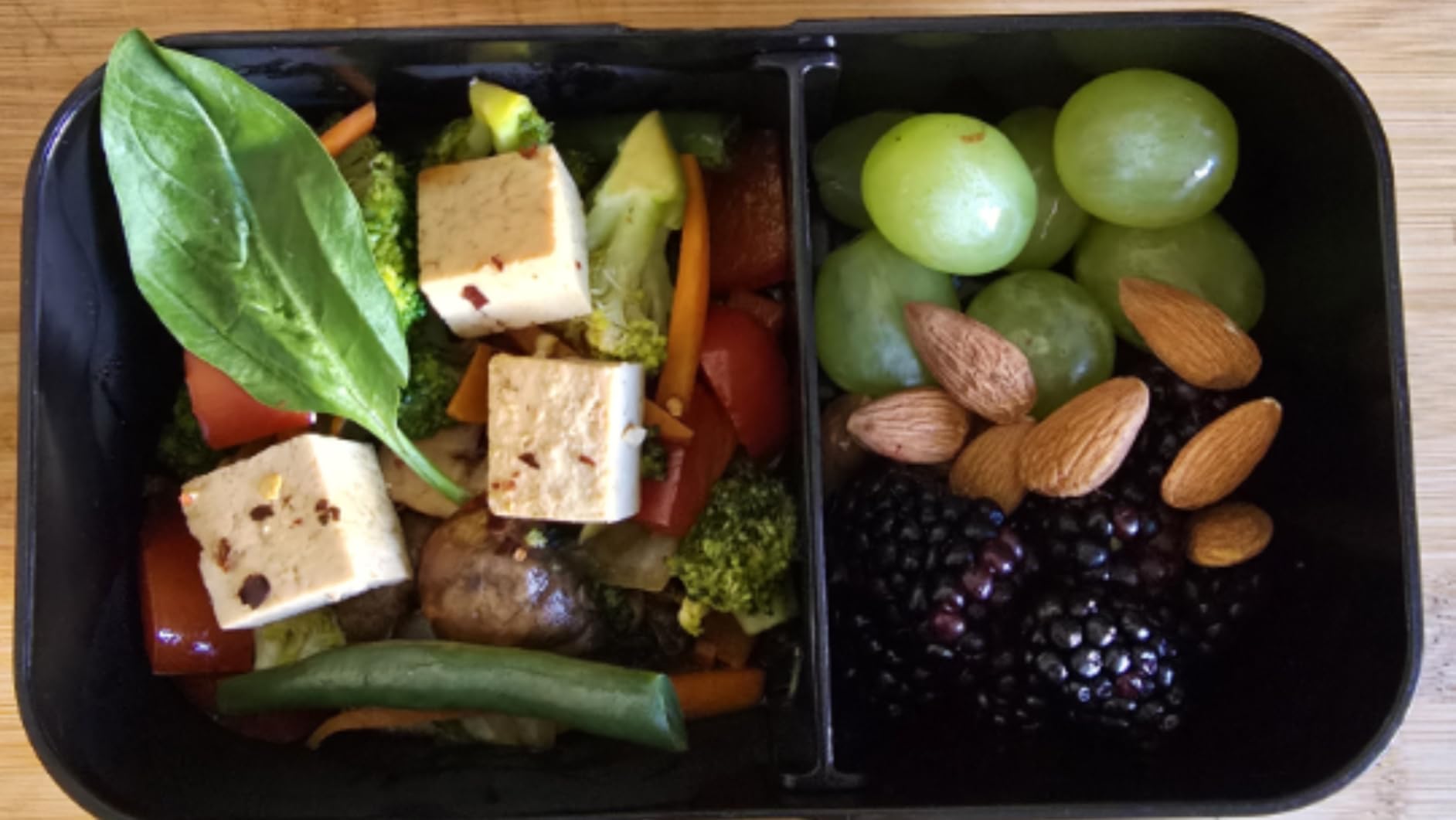 Umami Bento Box Adult All-In-1 w/4 Utensils, Big Sauce Jar, 2 Dividers, 100% Leakproof, Microwave & Dishwasher Safe Stackable Bento Lunch Box Containers for Men/Women, Black & Bamboo, 40 oz Customer Review Umami Bento Box Adult All-In-1 w/4 Utensils, Big Sauce Jar, 2 Dividers, 100% Leakproof, Microwave & Dishwasher Safe Stackable Bento Lunch Box Containers for Men/Women, Black & Bamboo, 40 oz - Customer Photo 4