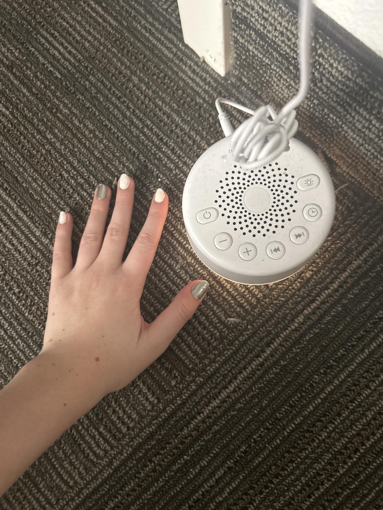 Sound Machine Easysleep White Noise Machine with 25 Soothing Sounds and Night Lights with Memory Function 32 Levels of Volume and 5 Sleep Timer Powered by AC or USB for Sleeping Relaxation (White) - Customer Photo 1