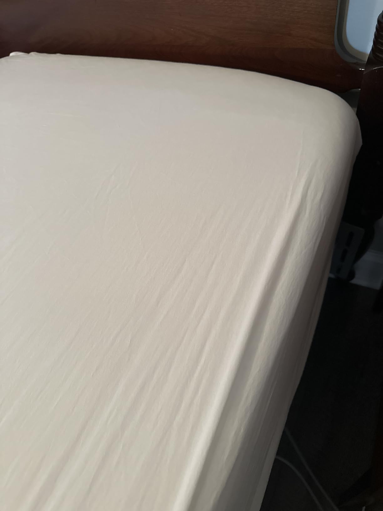 Linen Home 100% Cotton Percale Weave Fitted Sheet, Queen Size, White, 1 Deep Pocket Fitted Sheet, Fits Mattress Upto 16 Linen Home 100% Cotton Percale Weave Fitted Sheet, Queen Size, White, 1 Deep Pocket Fitted Sheet, Fits Mattress Upto 16