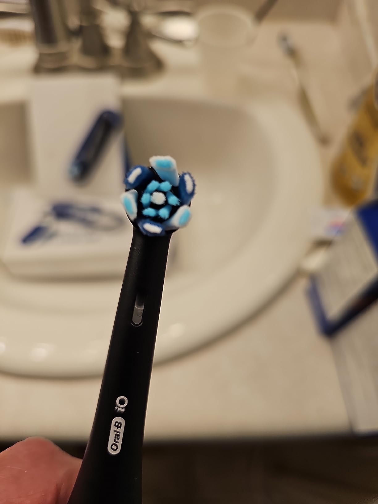 Oral-B iO Ultimate Clean Electric Toothbrush Head, Twisted & Angled Bristles for Deeper Plaque Removal, Pack of 4, Suitable for Mailbox, Black Customer Review Oral-B iO Ultimate Clean Electric Toothbrush Head, Twisted & Angled Bristles for Deeper Plaque Removal, Pack of 4, Suitable for Mailbox, Black - Customer Photo 4