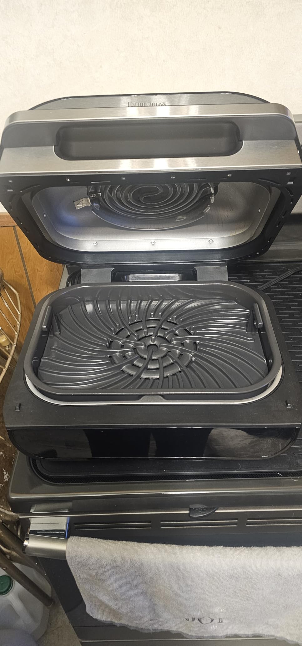 Ninja | Indoor Grill and Air Fryer | Foodi Smart XL | 6-in-1 Grill, Air Fry, Roast, Bake, Broil, Dehydrate & Crisp | Smart Thermometer & Splatter Shield | Dishwasher Safe Parts | Black/Silver | FG551 customer photo 2