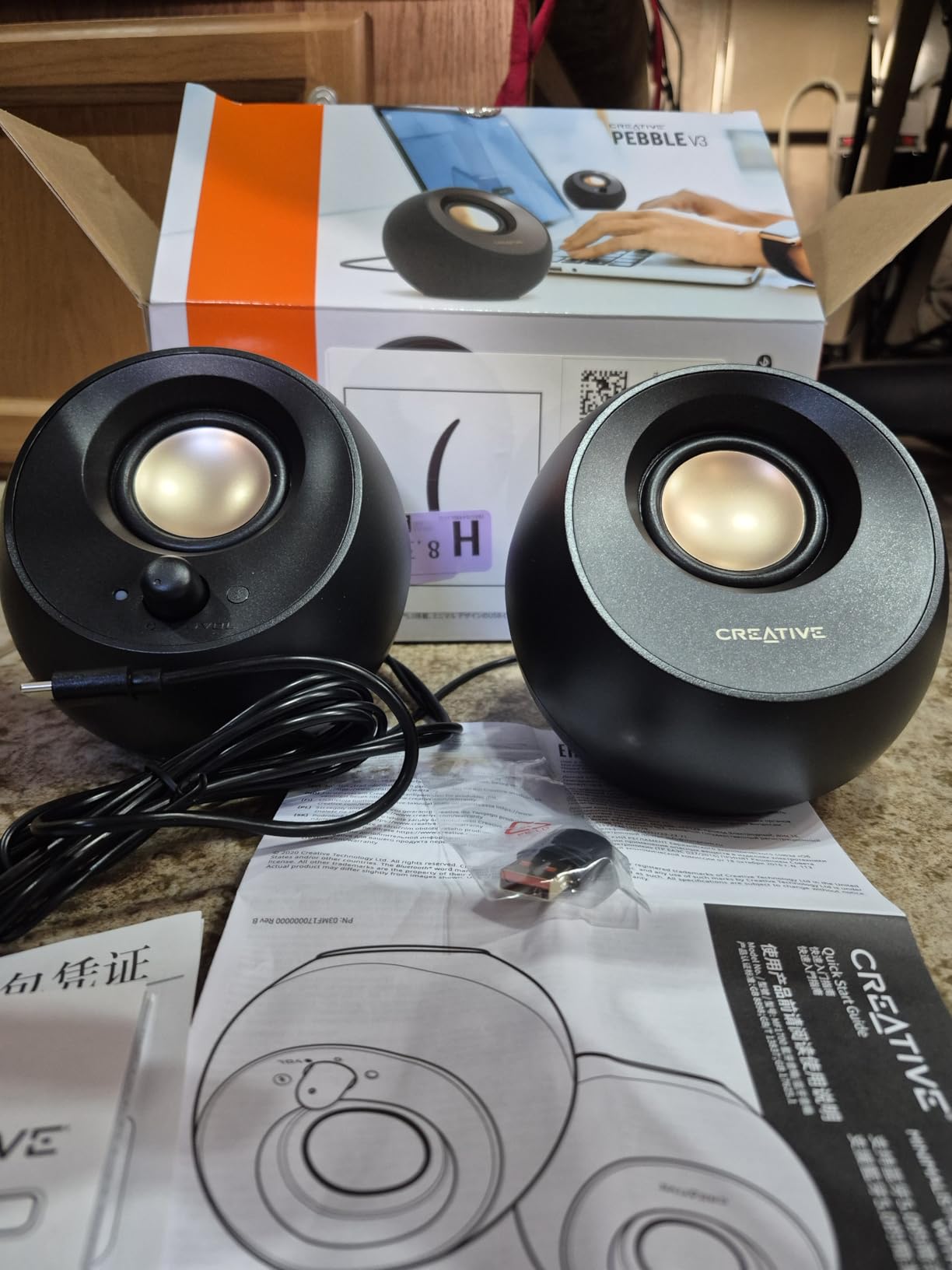 Creative Pebble V3 Minimalistic 2.0 USB-C Desktop Speakers with USB Audio, Clear Dialog Enhancement, Bluetooth 5.0, 8W RMS with 16W Peak Power (Black) - Customer Photo 1