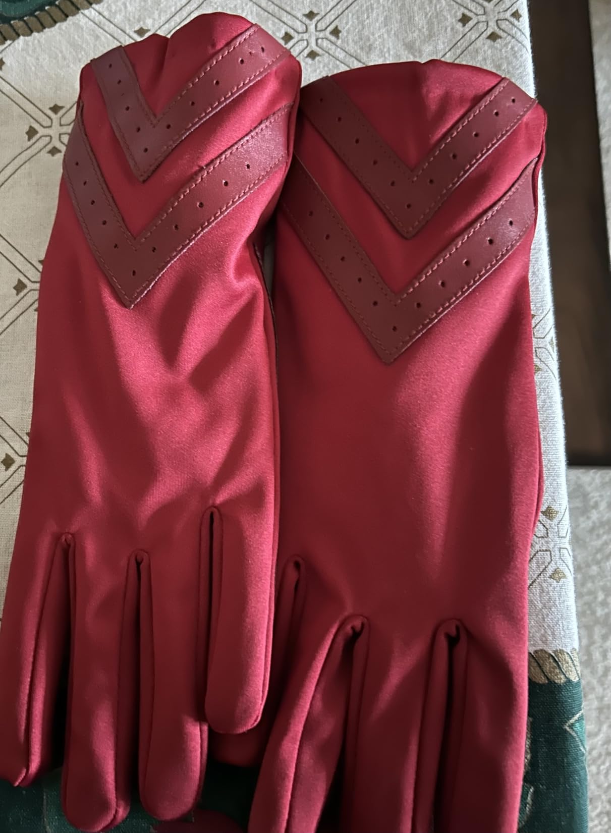 isotoner womens Spandex Touchscreen Cold Weather Gloves With Warm Fleece Lining and Chevron Details - Customer Photo 1