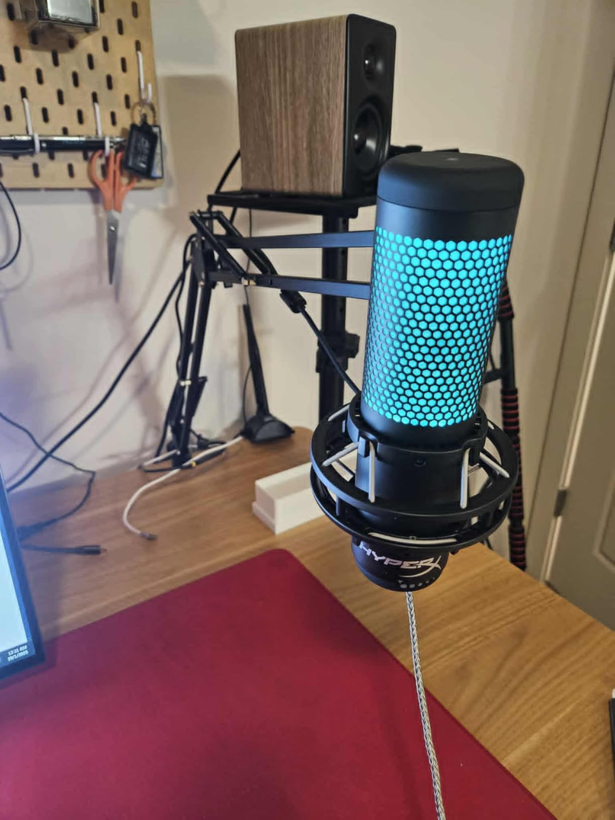 HyperX QuadCast S – RGB USB Condenser Microphone for PC, PS4, PS5 and Mac, Anti-Vibration Shock Mount, 4 Polar Patterns, Pop Filter, Gain Control, Gaming, Streaming, Podcasts, Twitch, YouTube, Discord Customer Review HyperX QuadCast S – RGB USB Condenser Microphone for PC, PS4, PS5 and Mac, Anti-Vibration Shock Mount, 4 Polar Patterns, Pop Filter, Gain Control, Gaming, Streaming, Podcasts, Twitch, YouTube, Discord - Customer Photo 1