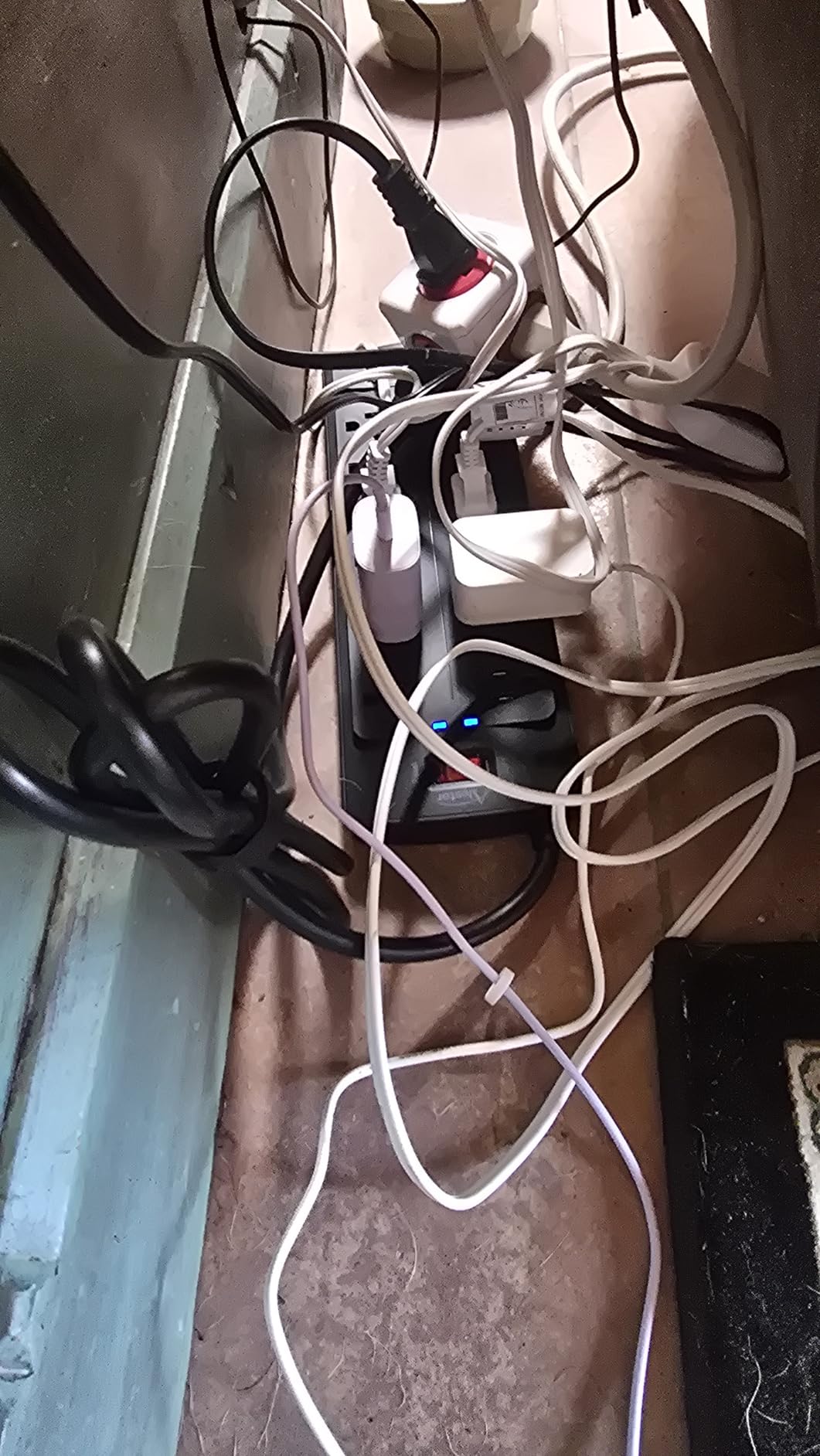 Power Strip, ALESTOR Surge Protector with 12 Outlets and 4 USB Ports, 6 Feet Extension Cord, 2700 Joules, ETL Listed customer photo 1