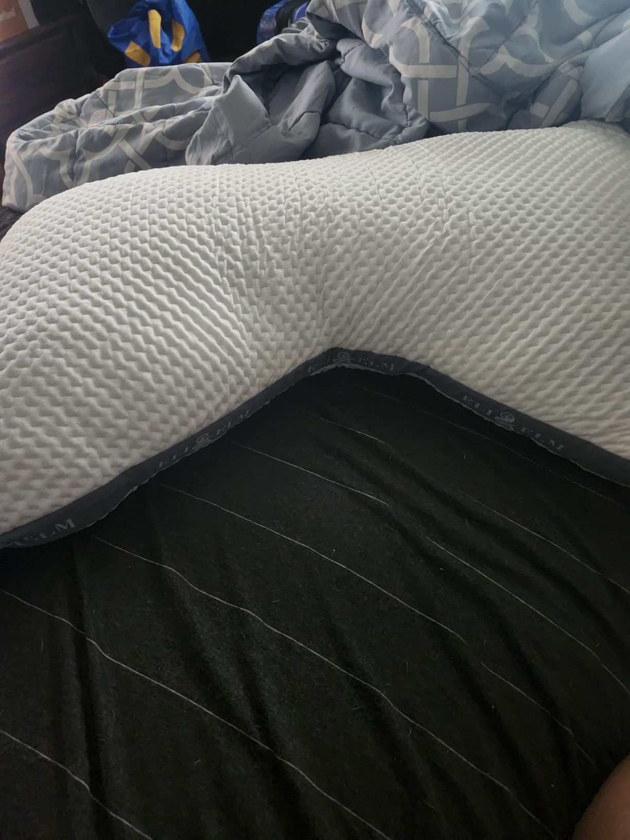 Eli & Elm | Best Ergonomic Side Sleeper Pillow for Neck Pain. Supportive Cooling Latex Fill with Luxury Breathable Cover. U-Shape Contoured Design. Queen Size Bed Pillow. (Pillow & Pillow Case) Customer Review Eli & Elm | Best Ergonomic Side Sleeper Pillow for Neck Pain. Supportive Cooling Latex Fill with Luxury Breathable Cover. U-Shape Contoured Design. Queen Size Bed Pillow. (Pillow & Pillow Case) - Customer Photo 1