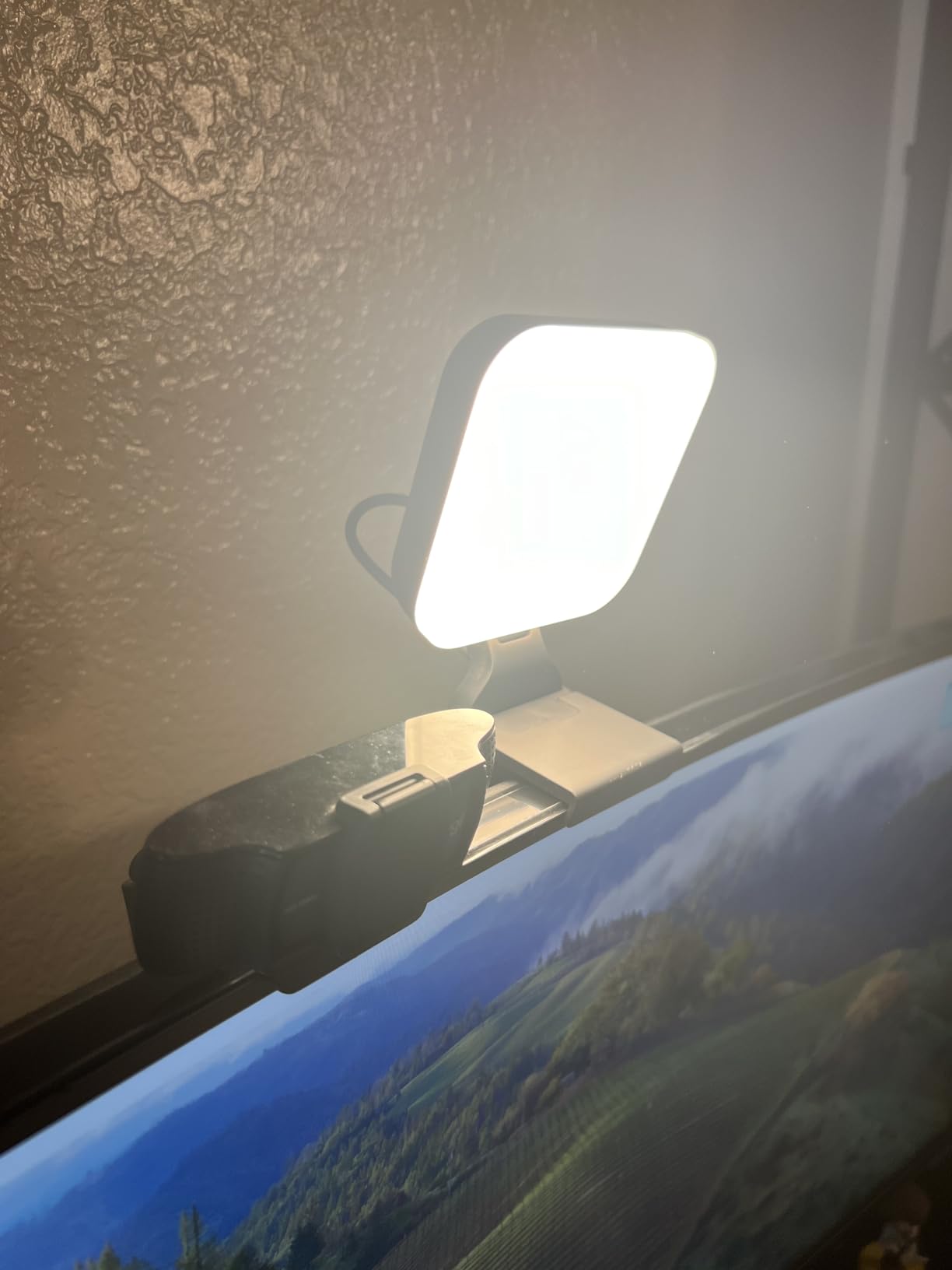 Logitech for Creators Litra Glow Premium LED Streaming Light with TrueSoft, Adjustable Mount, USB Connectivity, Video Lighting for Recording Streams, PC/Mac - Graphite Customer Review Logitech for Creators Litra Glow Premium LED Streaming Light with TrueSoft, Adjustable Mount, USB Connectivity, Video Lighting for Recording Streams, PC/Mac - Graphite - Customer Photo 1