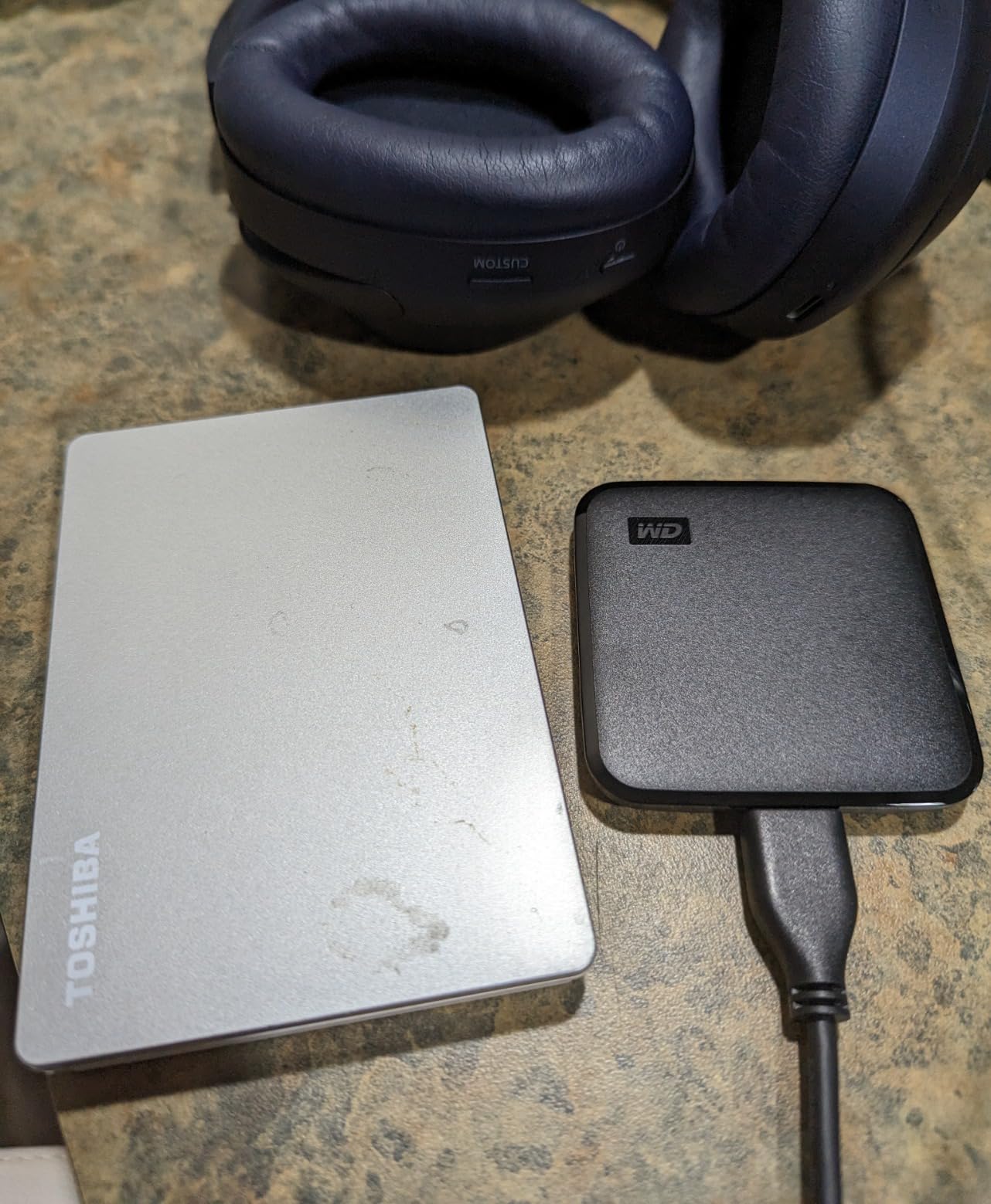 Western Digital 1TB Elements SE - Portable SSD, USB 3.0, Compatible with PC, Mac customer photo 2