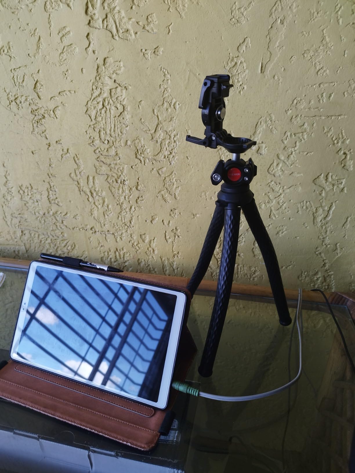 NEEWER Camera Tripod with Remote, Mini Flexible Vlog Phone Tripod Stand with Action Camera Mount Adapter, Hidden Phone Holder & Cold Shoe Compatible with iPhone Hero13 12 11 10 9, Max Load 4.4lb, TP34 Customer Review NEEWER Camera Tripod with Remote, Mini Flexible Vlog Phone Tripod Stand with Action Camera Mount Adapter, Hidden Phone Holder & Cold Shoe Compatible with iPhone Hero13 12 11 10 9, Max Load 4.4lb, TP34 - Customer Photo 2