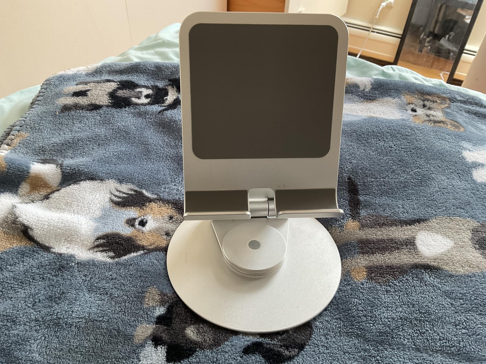 OMOTON T6 Swivel Tablet Stand for iPad with 360 Rotating Base, Foldable Adjustable Holder for Drawing, Compatible with iPad Pro/Air/Mini and More, Silver Customer Review OMOTON T6 Swivel Tablet Stand for iPad with 360 Rotating Base, Foldable Adjustable Holder for Drawing, Compatible with iPad Pro/Air/Mini and More, Silver - Customer Photo 2