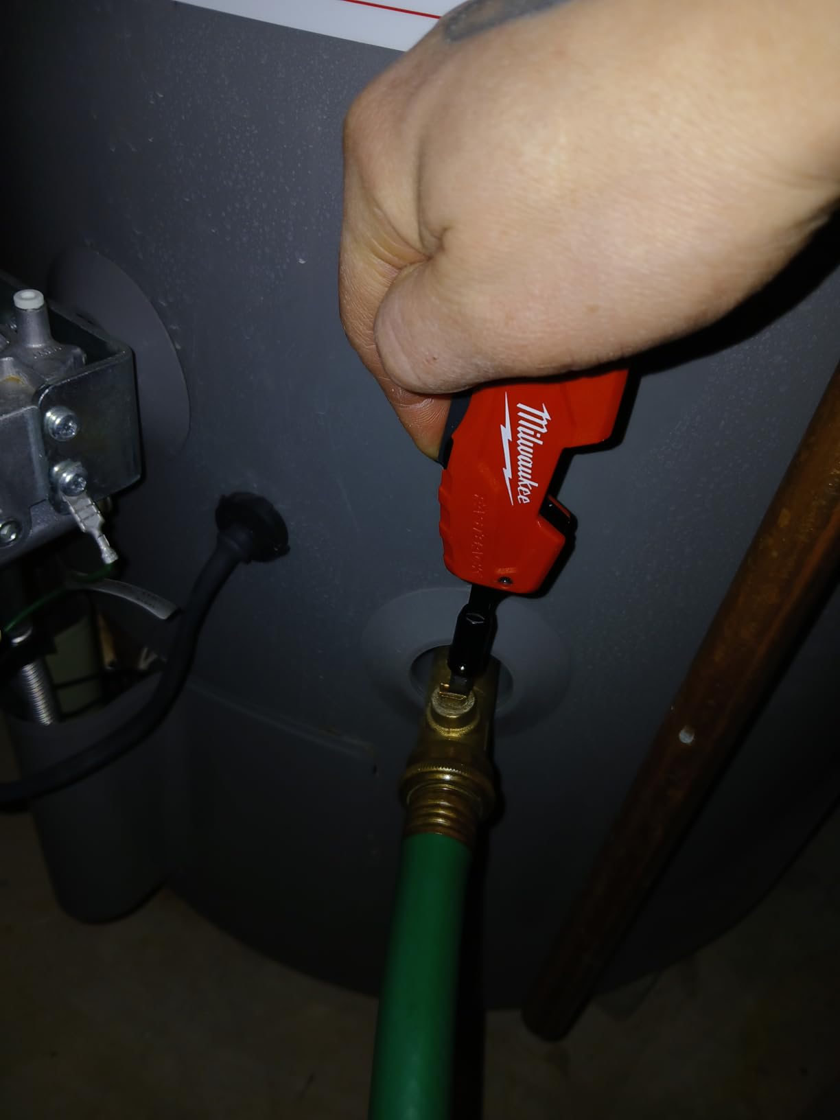 Milwaukee FASTBACK 6-in-1 Folding Utility Knife with Bit Holder, Wire Stripper, and Blade Storage - Customer Photo 2