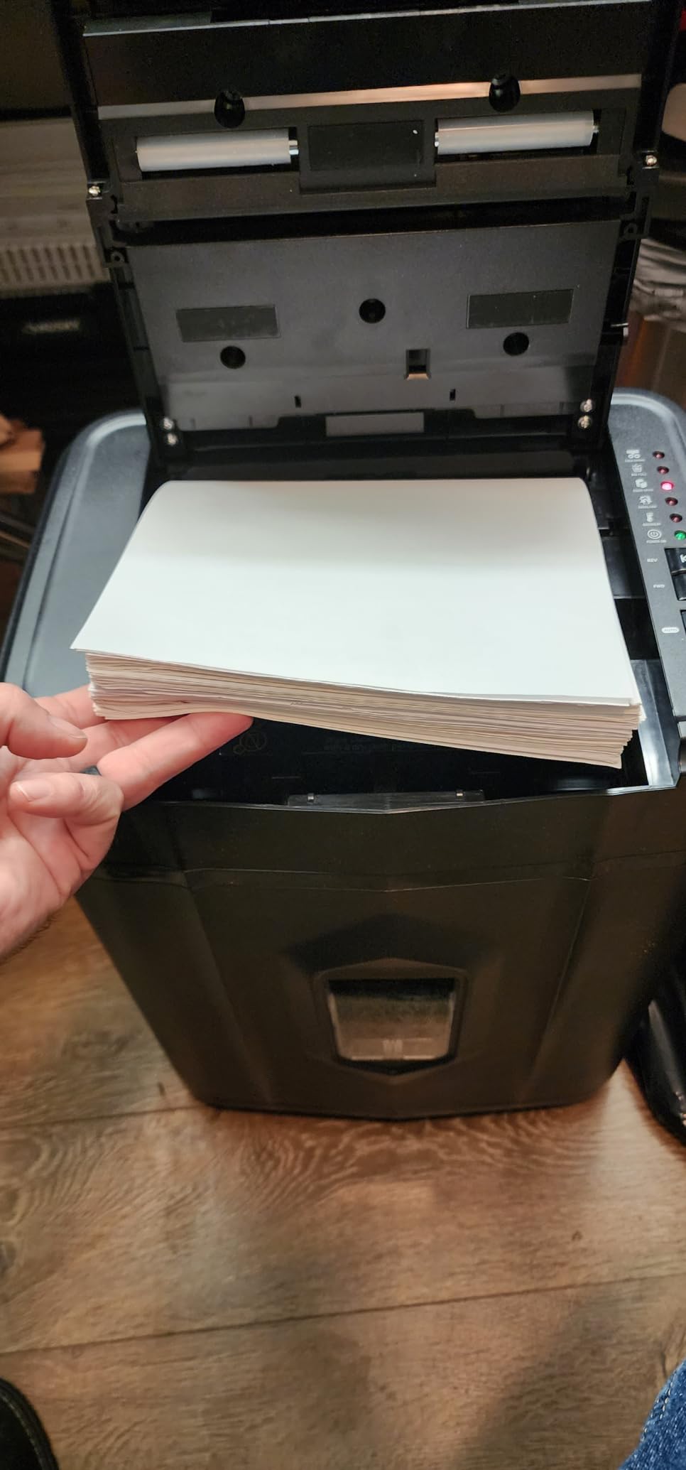 Aurora AU120MA 120-Sheet Auto Feed High Security Micro-Cut Paper Shredder / 30 Minutes (Black) Customer Review Aurora AU120MA 120-Sheet Auto Feed High Security Micro-Cut Paper Shredder / 30 Minutes (Black) - Customer Photo 3