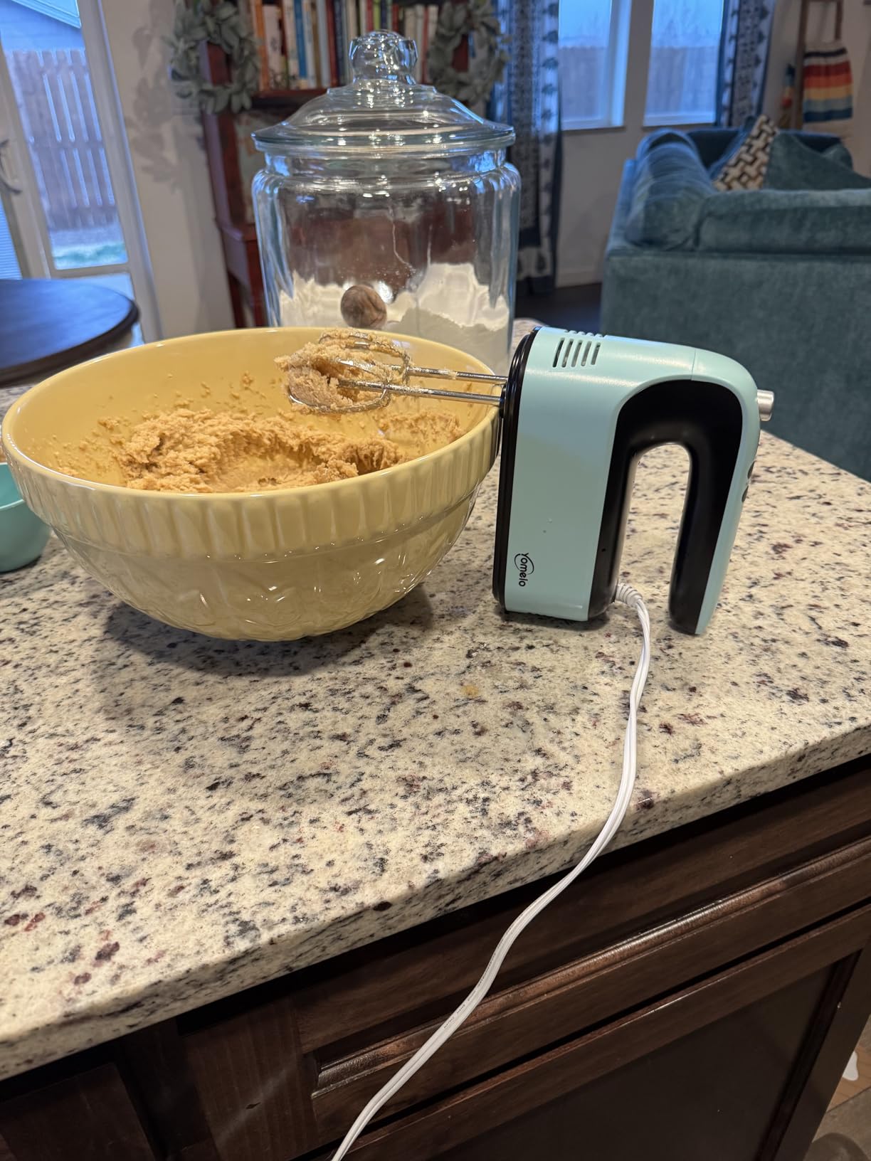 Yomelo 9-Speed Digital Hand Mixer Electric, 400W Powerful DC Motor, Hand Mixer Electric Handheld with Snap-On Storage Case, 5 Stainless Steel Accessories, Beaters, Dough Hooks, Whisk (Ice Blue/Black) customer photo 2