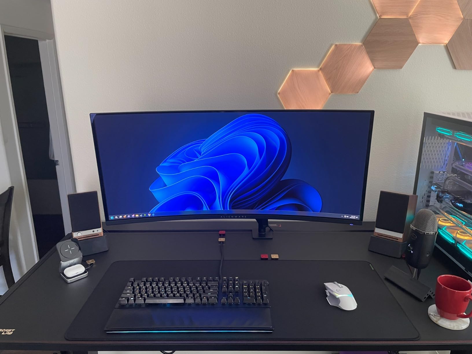 Razer Strider Chroma Hybrid Gaming Mouse Mat with Razer Chroma RGB: Hybrid Soft/Hard Mat - 19 Razer Chroma RGB Lighting Zones - Warp and Water-Resistant - Anti-Slip Base - Seamless Edges XXLarge - Customer Photo 1