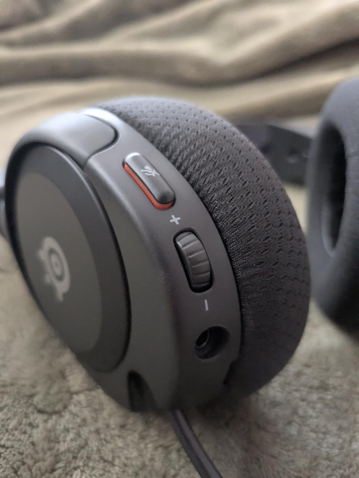 SteelSeries Arctis Nova 1 Multi-System Gaming Headset — Hi-Fi Drivers — 360° Spatial Audio — Comfort Design — Durable — Ultra Lightweight — Noise-Cancelling Mic — PC, PS5/PS4, Switch, Xbox - Black - Customer Photo 2