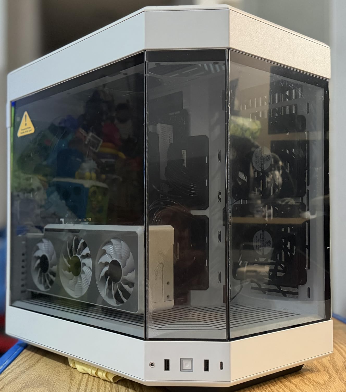 Hyte Y40 Modern Aesthetic Panoramic Tempered Glass Mid-Tower ATX Computer Gaming Case with PCIE 4.0 Riser Cable Included, Red (CS-HYTE-Y40-BR) customer photo 1