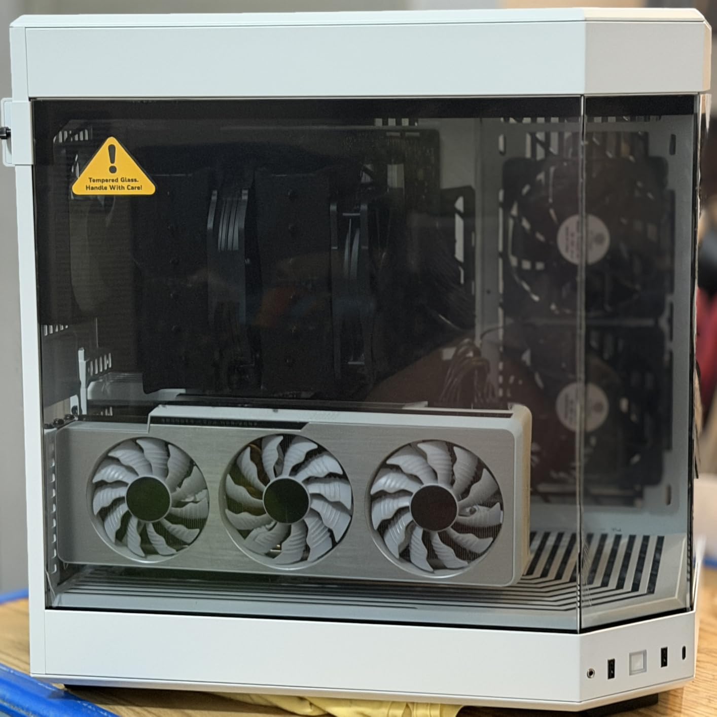 Hyte Y40 Modern Aesthetic Panoramic Tempered Glass Mid-Tower ATX Computer Gaming Case with PCIE 4.0 Riser Cable Included, Red (CS-HYTE-Y40-BR) customer photo 2
