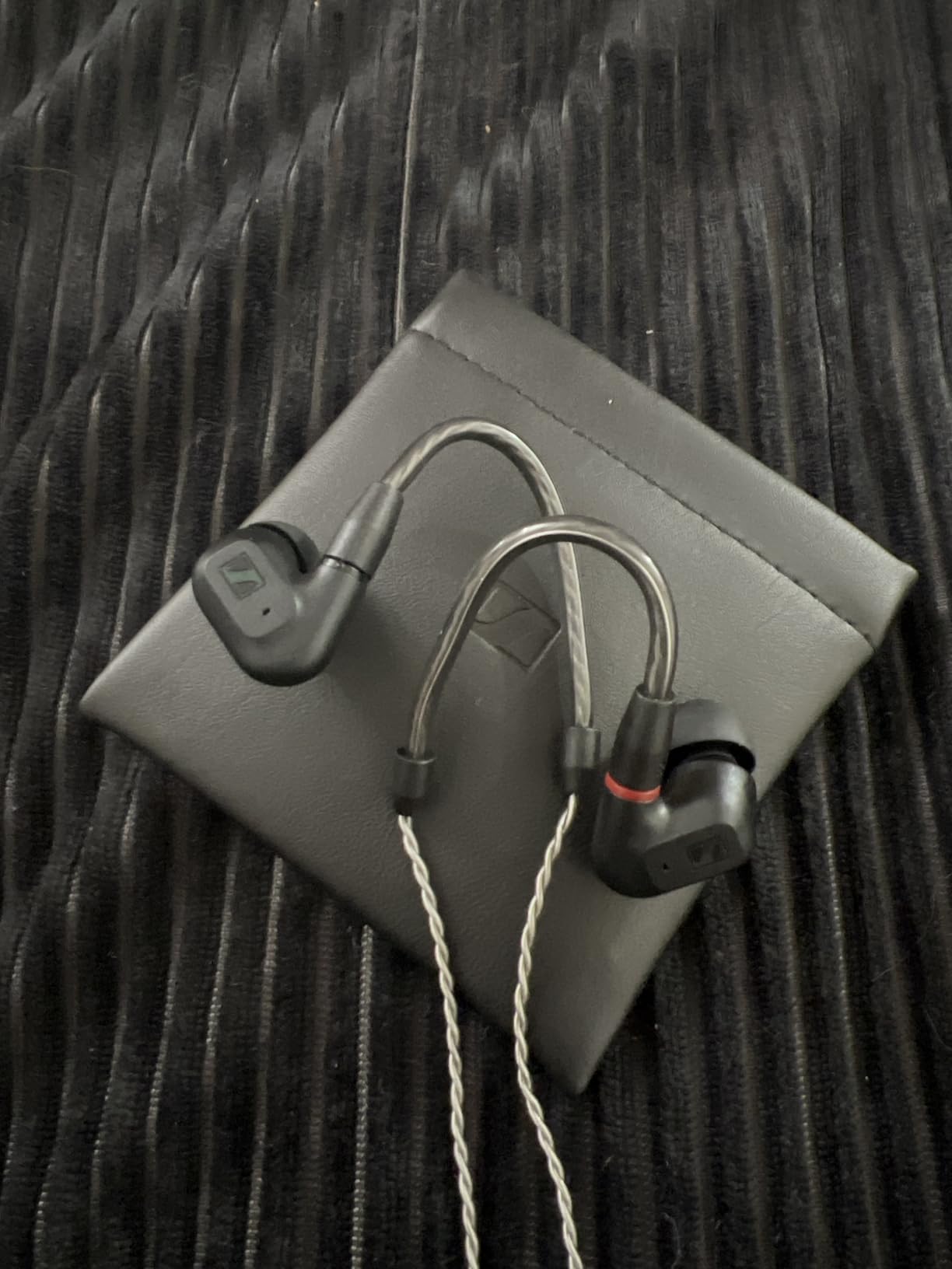 Sennheiser Consumer Audio IE 200 In-Ear Audiophile Headphones - TrueResponse Transducers for Neutral Sound, Impactful Bass, Detachable Braided Cable with Flexible Ear Hooks - Black - Customer Photo 2