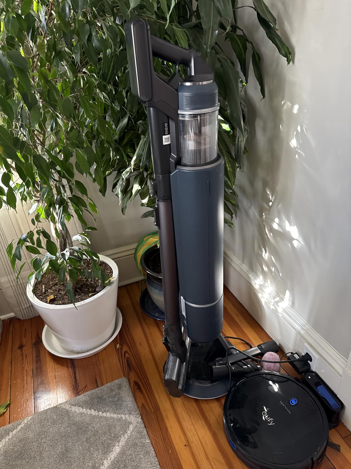 SAMSUNG BESPOKE Jet Cordless Stick Vacuum Cleaner w/ Clean Station, Powerful Multi-Surface Floor Cleaning for Carpet, Hardwood, Tile, 5-Layer Filter, Lightweight, VS20A9580VB/AA, 2023, Midnight Blue Customer Review SAMSUNG BESPOKE Jet Cordless Stick Vacuum Cleaner w/ Clean Station, Powerful Multi-Surface Floor Cleaning for Carpet, Hardwood, Tile, 5-Layer Filter, Lightweight, VS20A9580VB/AA, 2023, Midnight Blue - Customer Photo 2