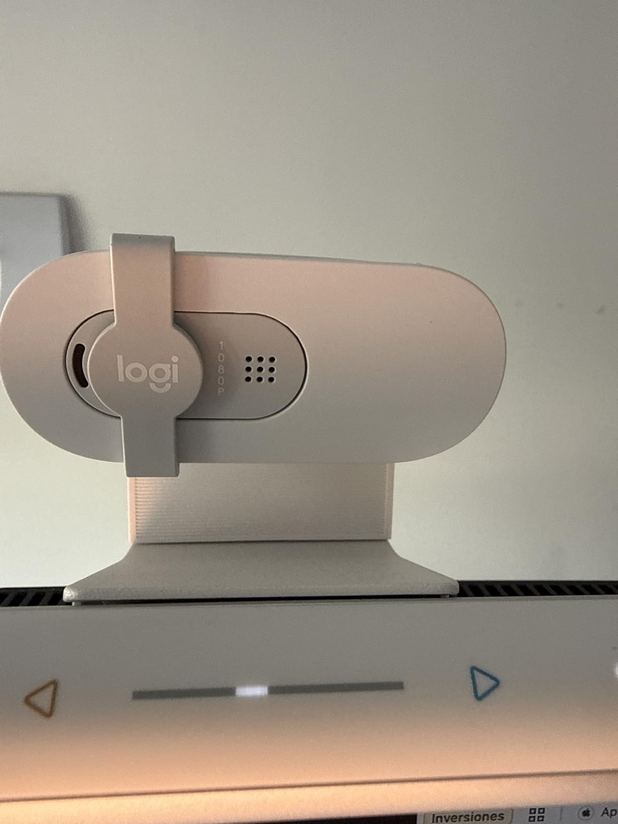 Logitech Brio 101 Full HD 1080p Webcam for Meetings, Streaming, Desktop, Laptop, PC - Built-in Mic, Shutter, Works with Zoom, Microsoft Teams customer photo 1