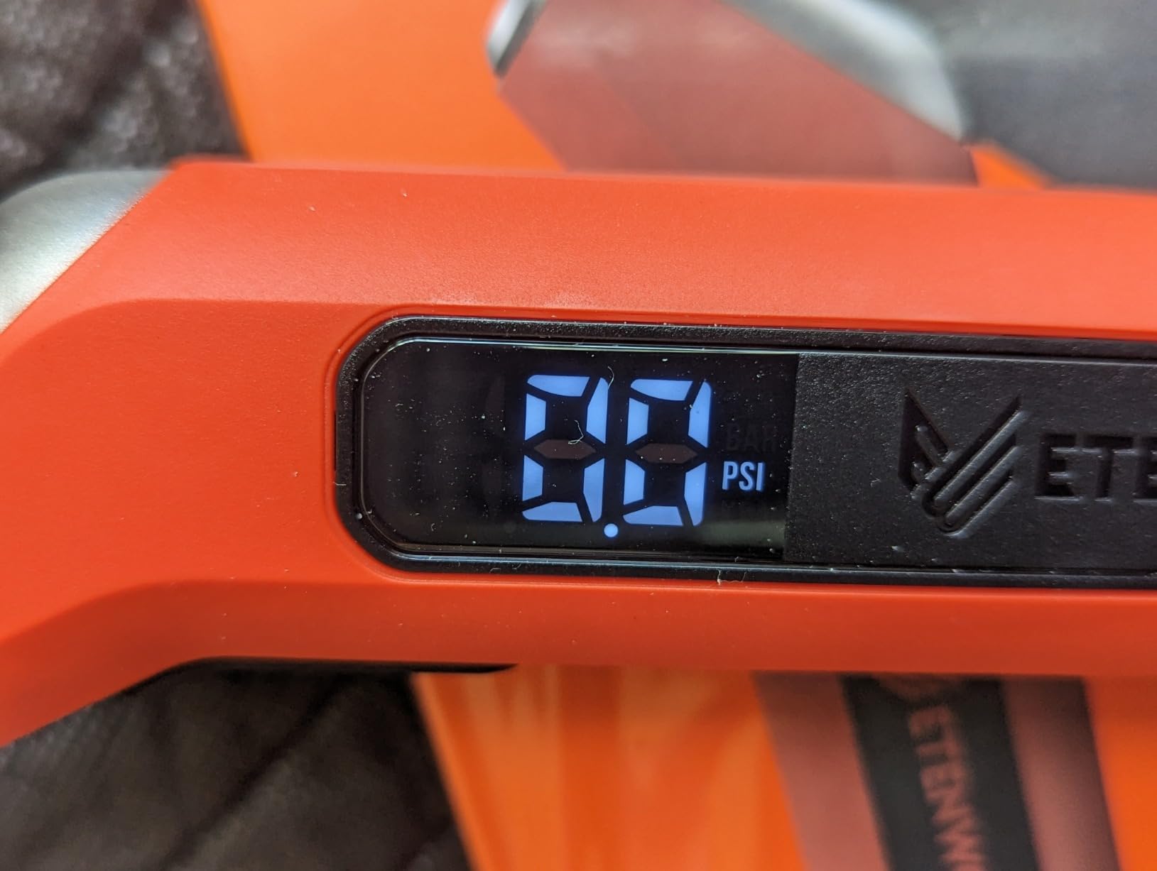 ETENWOLF T300 Digital Tire Pressure Gauge 3-200 PSI, Industrial Tire Gauge Calibrated to ANSI B40.7 Grade 2A(Plus-Minus 0.5%), Replaceable AAA Batteries (Vivid Orange) Customer Review ETENWOLF T300 Digital Tire Pressure Gauge 3-200 PSI, Industrial Tire Gauge Calibrated to ANSI B40.7 Grade 2A(Plus-Minus 0.5%), Replaceable AAA Batteries (Vivid Orange) - Customer Photo 1