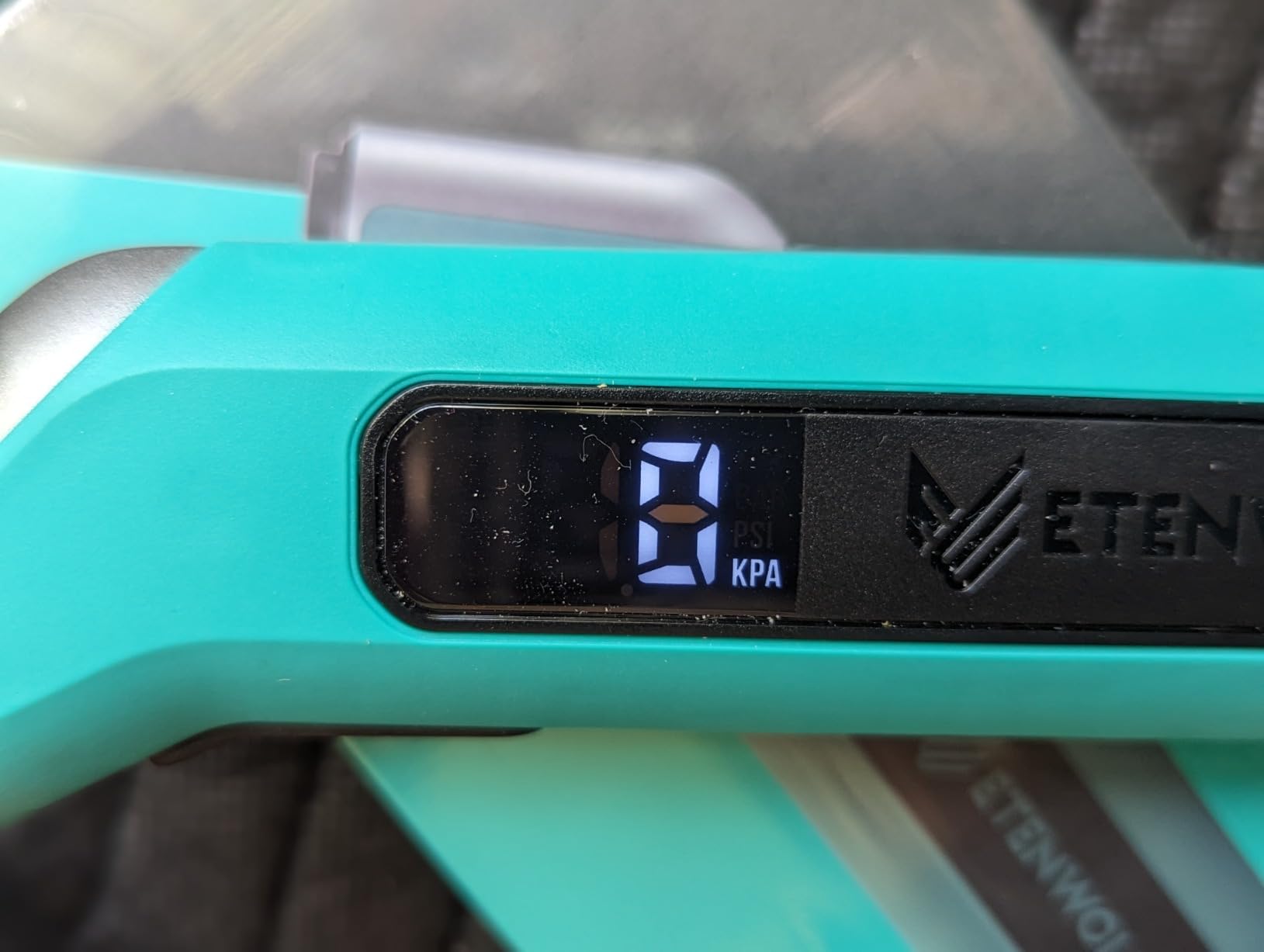 ETENWOLF T300 Digital Tire Pressure Gauge 3-200 PSI, Industrial Tire Gauge Calibrated to ANSI B40.7 Grade 2A(Plus-Minus 0.5%), Replaceable AAA Batteries (Vivid Orange) Customer Review ETENWOLF T300 Digital Tire Pressure Gauge 3-200 PSI, Industrial Tire Gauge Calibrated to ANSI B40.7 Grade 2A(Plus-Minus 0.5%), Replaceable AAA Batteries (Vivid Orange) - Customer Photo 2