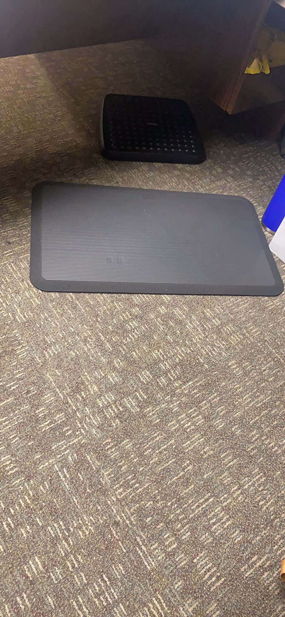 Vari Standing Mat 34x22 (VariDesk) - Anti Fatigue Non-Slip Mat for Standing Desk, Cushioned for Comfort, Indoor Floor Mat for Home, Office, or Kitchen - Black Customer Review Vari Standing Mat 34x22 (VariDesk) - Anti Fatigue Non-Slip Mat for Standing Desk, Cushioned for Comfort, Indoor Floor Mat for Home, Office, or Kitchen - Black - Customer Photo 1