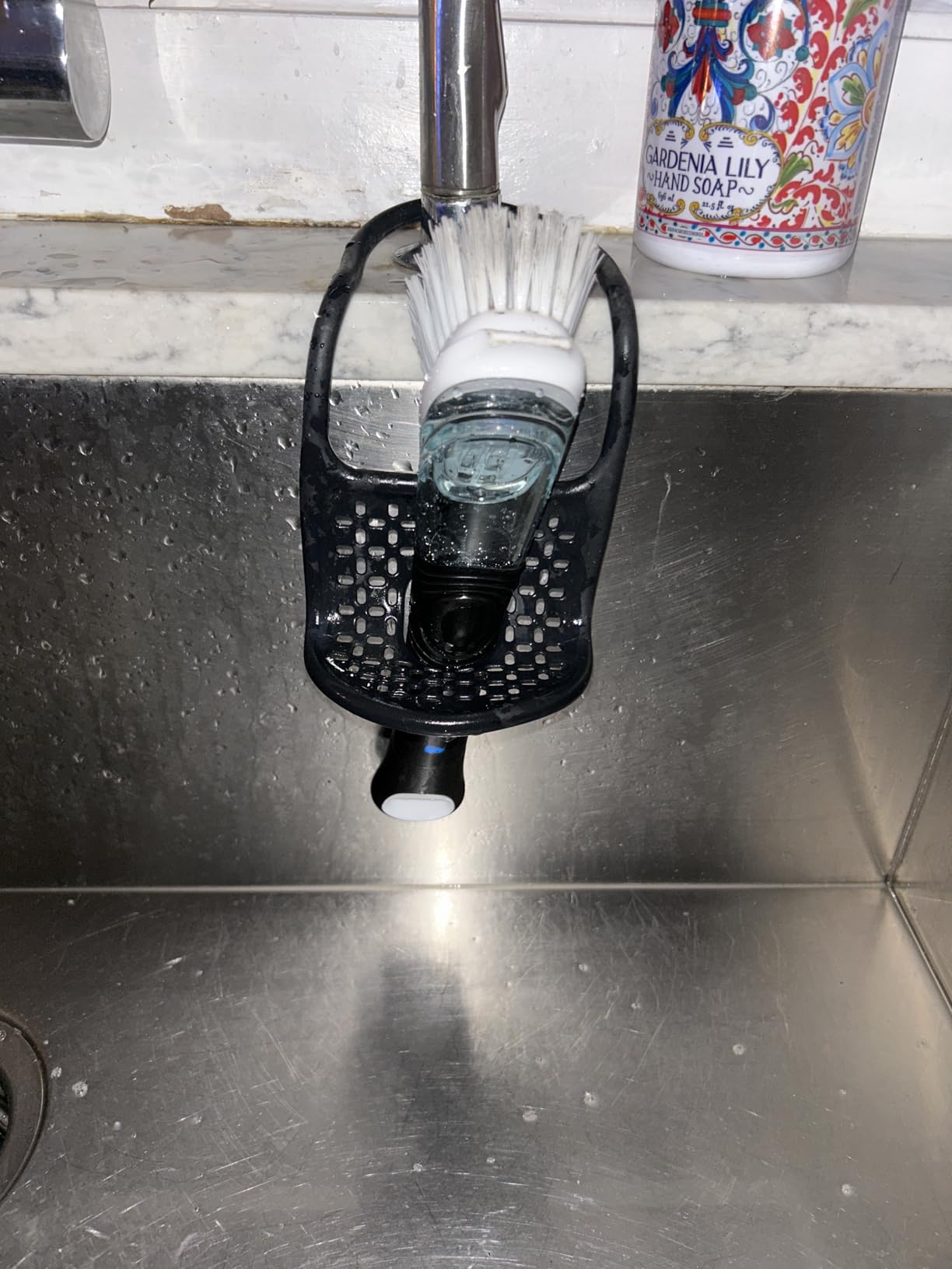 MR.SIGA Soap Dispensing Dish Brush, Kitchen Brush for Pot Pan Sink Cleaning, Black - Customer Photo 2