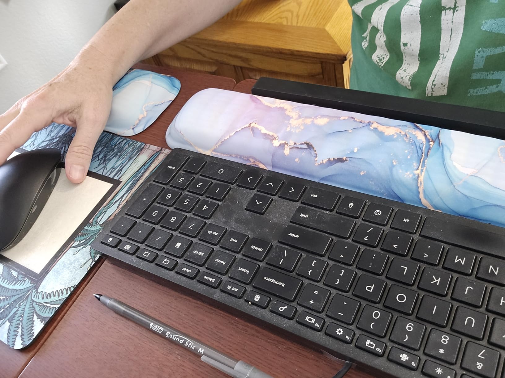 MEKASS Ergonomic Wrist Rest for Keyboard and Mouse, Soft Memory Foam Keyboard Wrist Rest Set with Non-Slip Silicone Base, Easy Typing, Pain Relief, Comfort for Office, Work, Gaming (Classic Black) - Customer Photo 2