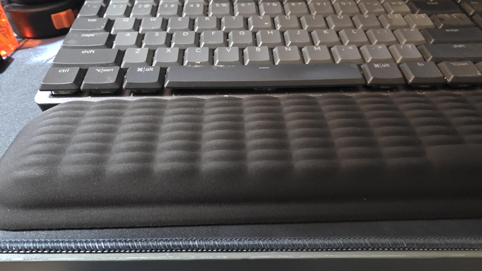 MEKASS Ergonomic Wrist Rest for Keyboard and Mouse, Soft Memory Foam Keyboard Wrist Rest Set with Non-Slip Silicone Base, Easy Typing, Pain Relief, Comfort for Office, Work, Gaming (Classic Black) - Customer Photo 4