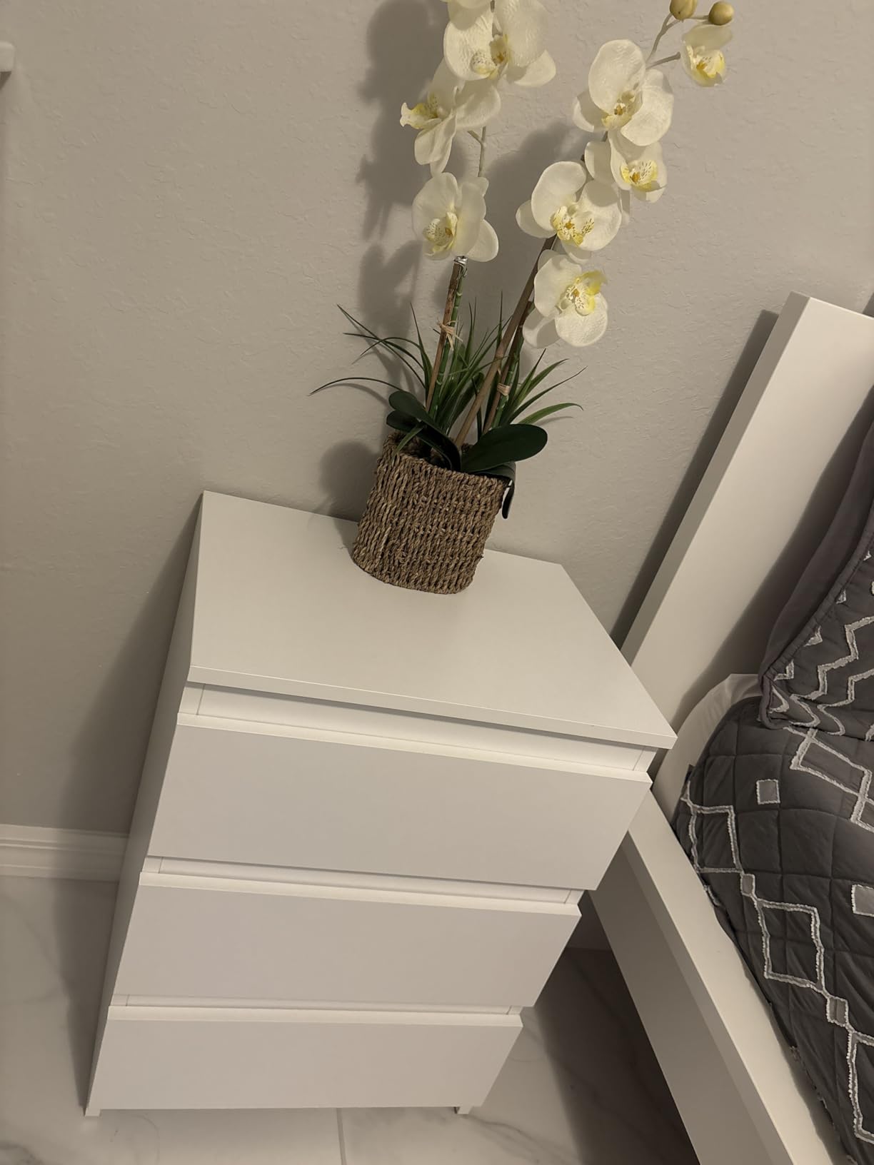 Yaheetech Nightstand with 3 Drawers, Wooden Bedside Table with Storage, Small Bedside Storage Cabinet Unit with Sturdy Base for Bedroom/Small Space, White - Customer Photo 2