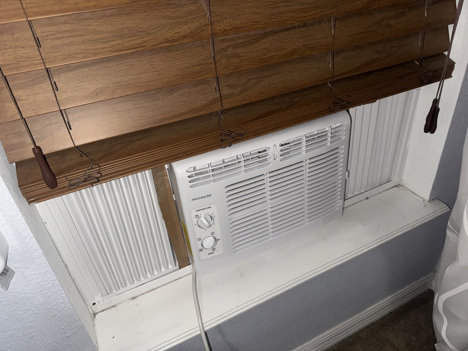 Frigidaire 8,000 BTU Window Air Conditioner with Remote Control, Cools Up to 350 Sq. Ft., Quiet Operation, Eco Mode, 3 Fan Speeds, Auto Restart, White - Customer Photo 2
