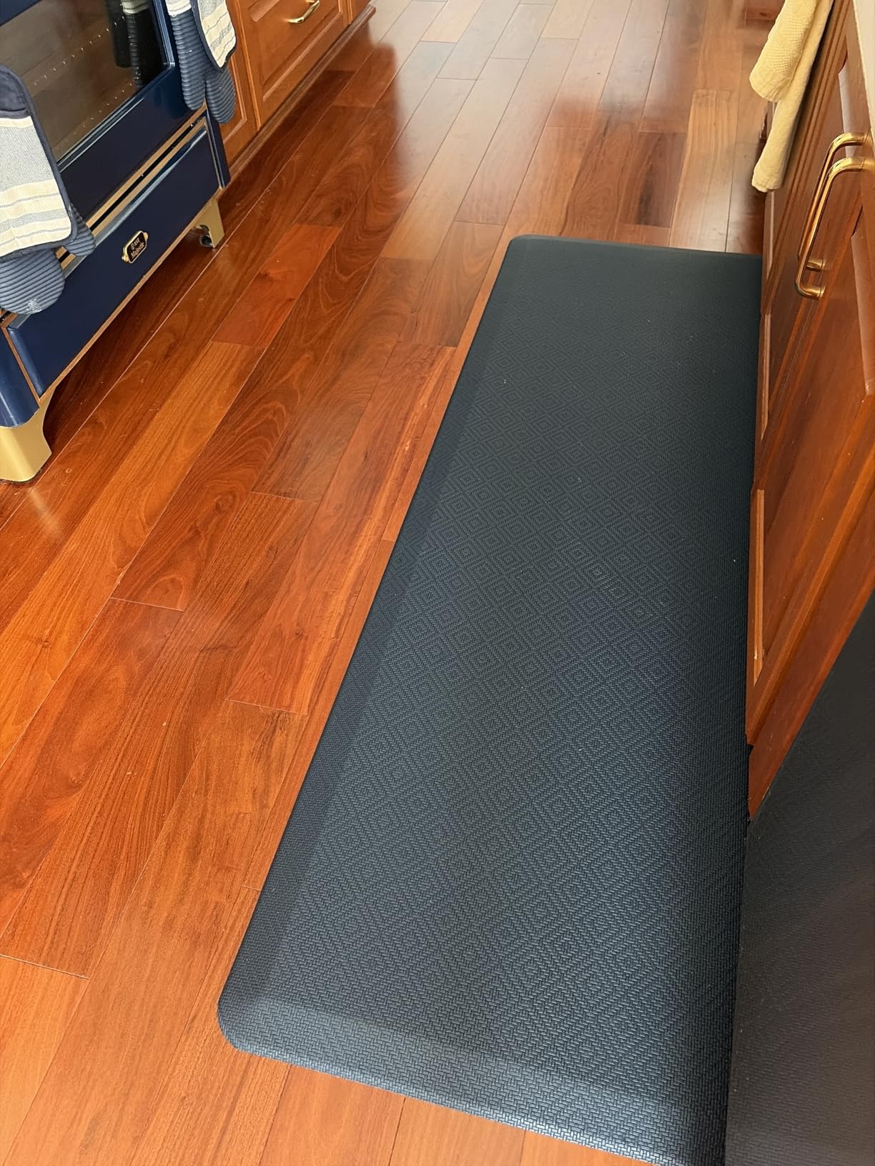 Ophanie Kitchen Mats for Floor, 3/4 inch Thick, 20x32 Anti Fatigue Cushioned Mat, Kitchen Rugs, Waterproof, Comfort Ergonomic Standing Mat for Office, Home, Sink, Black Non-Slip Ridged Bottom Customer Review Ophanie Kitchen Mats for Floor, 3/4 inch Thick, 20x32 Anti Fatigue Cushioned Mat, Kitchen Rugs, Waterproof, Comfort Ergonomic Standing Mat for Office, Home, Sink, Black Non-Slip Ridged Bottom - Customer Photo 1