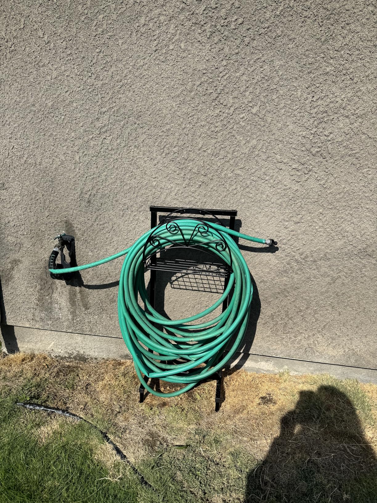 TomCare Garden Hose Holder Heavy Duty Water Hose Holder Holds 160 FT Hoses 4 Spikes Hose Reel with 2 Tool Hooks Freestanding Hose Hanger Sturdy Hose Storage Stand for Outside Yard Lawn, Black Customer Review TomCare Garden Hose Holder Heavy Duty Water Hose Holder Holds 160 FT Hoses 4 Spikes Hose Reel with 2 Tool Hooks Freestanding Hose Hanger Sturdy Hose Storage Stand for Outside Yard Lawn, Black - Customer Photo 1