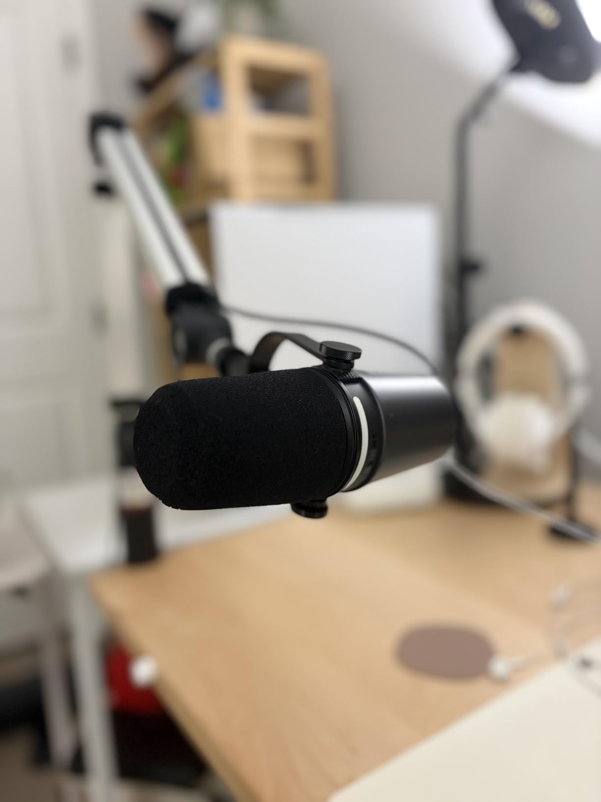 Shure MV7+ Dynamic Microphone - USB-C & XLR Podcast Mic for Streaming, Recording & Broadcasting, OBS Certified, Auto Level Mode, Digital Pop Filter, LED Panel, Black customer photo 2