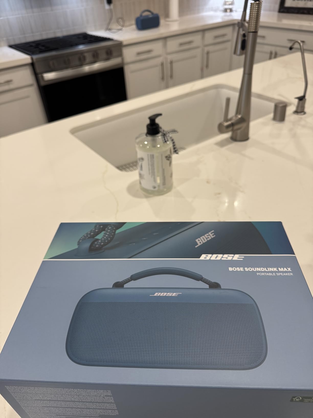 SoundLink Max Bluetooth Speaker - Portable Wireless Party Speaker, IP67 Waterproof, Rope Handle, Up to 20 Hours of Playtime, USB-C, Built-in 3.5mm AUX Input, Black customer photo 1