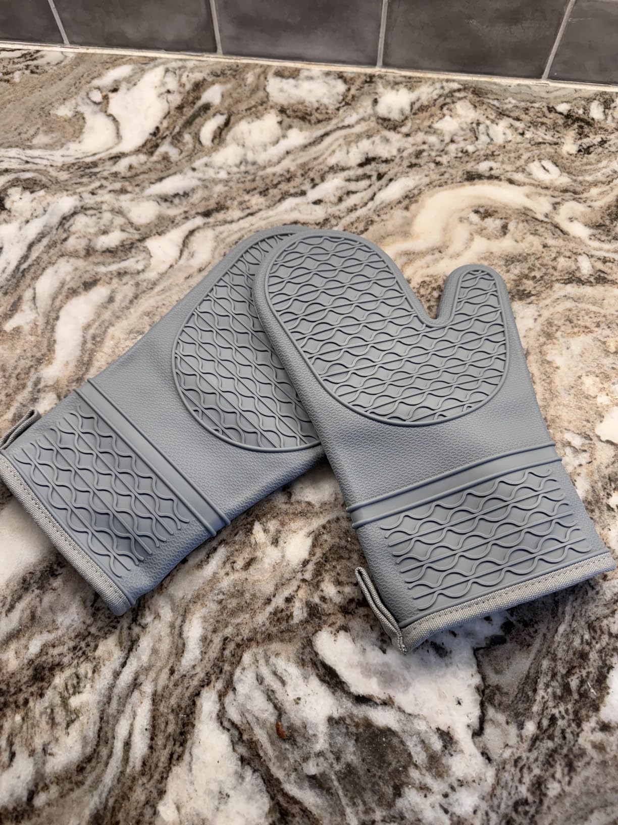 Silicone Oven Mitts, Heat Resistant 2PCS Oven Mitts with Soft Cotton Lining, Waterproof Non-Slip Grip Oven Glove, Kitchen Potholder Mits for BBQ, Baking, Cooking, 12.5 Inch - Grey Customer Review Silicone Oven Mitts, Heat Resistant 2PCS Oven Mitts with Soft Cotton Lining, Waterproof Non-Slip Grip Oven Glove, Kitchen Potholder Mits for BBQ, Baking, Cooking, 12.5 Inch - Grey - Customer Photo 1