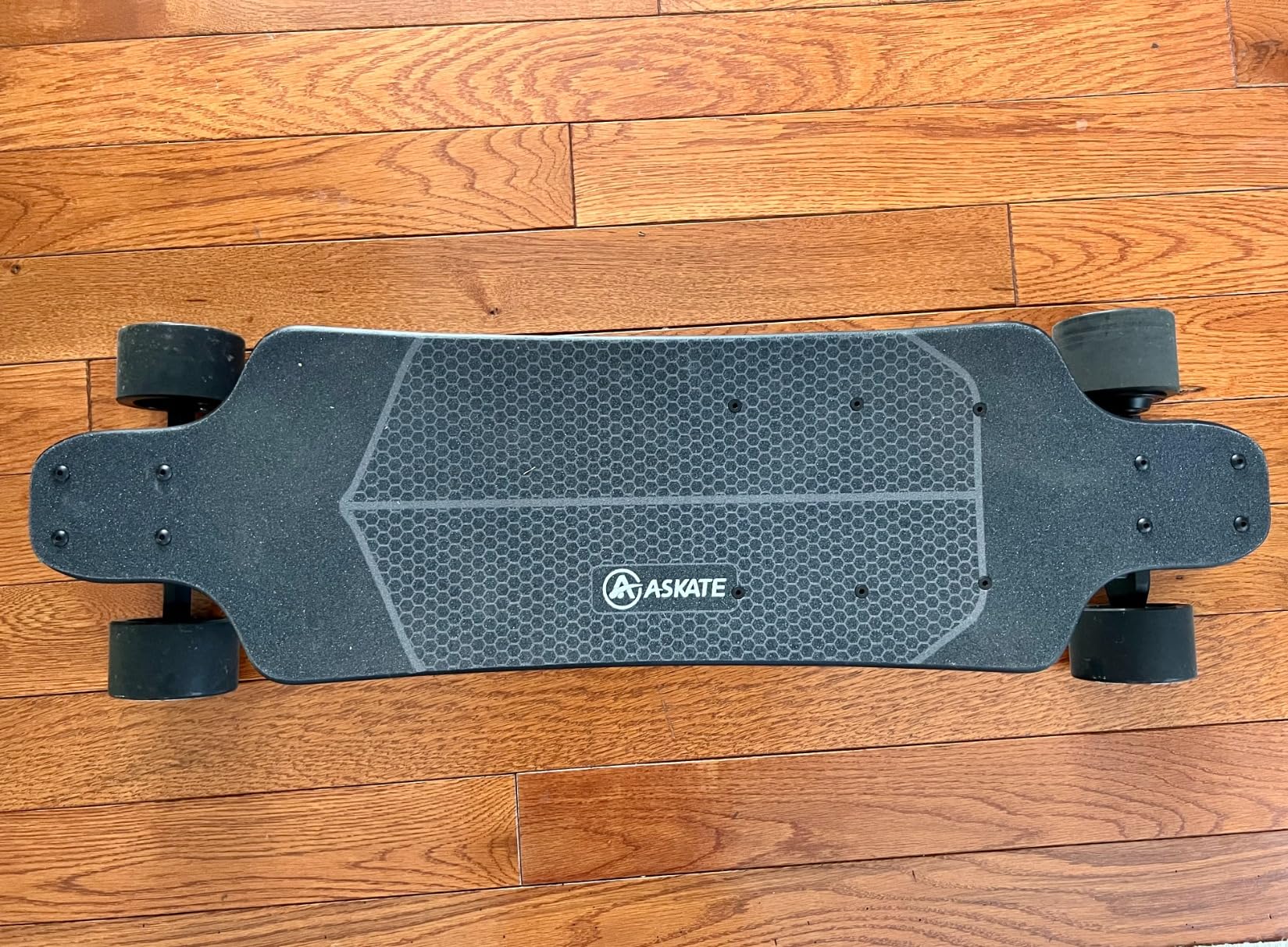 A1 Electric Skateboard with Remote, Rang Up to 17 Miles/24, 8 Ply Canadian Maple, Smooth Breaking, Suitable for Younger Beginners - Customer Photo 1