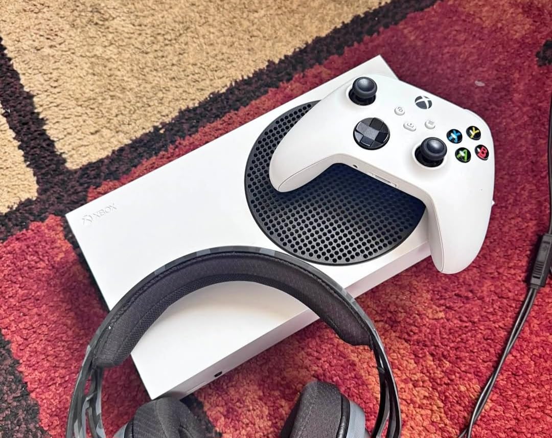 Xbox Series S - All Digital Gaming Console - 512GB SSD - Includes Wireless Controller - 120FPS - Robot White customer photo 1