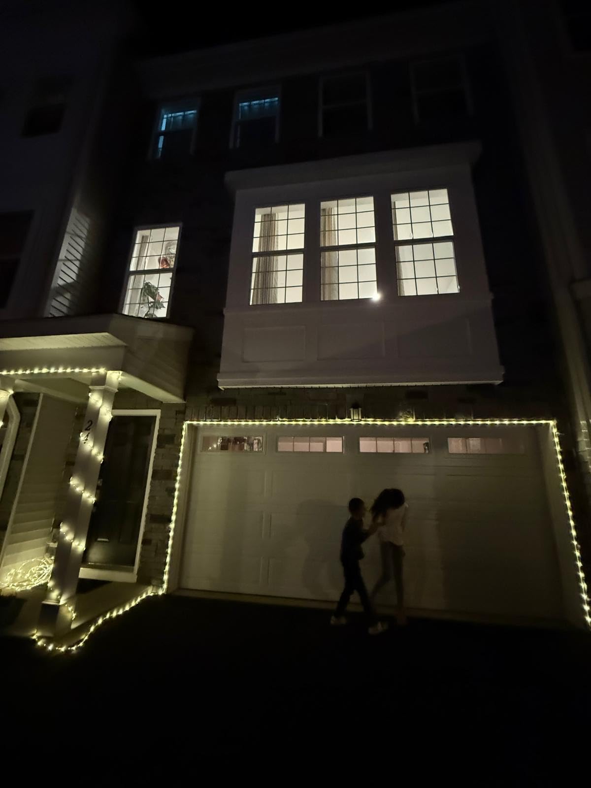 100Ft 720 LED Rope Lights Outdoor Waterproof with Remote, 8 Modes and 4 Brightness Rope Lights for Outside, Garden, Patio, Pool, Bedroom, Party, Indoor Outdoor Decoration (Cool White) Customer Review 100Ft 720 LED Rope Lights Outdoor Waterproof with Remote, 8 Modes and 4 Brightness Rope Lights for Outside, Garden, Patio, Pool, Bedroom, Party, Indoor Outdoor Decoration (Cool White) - Customer Photo 1