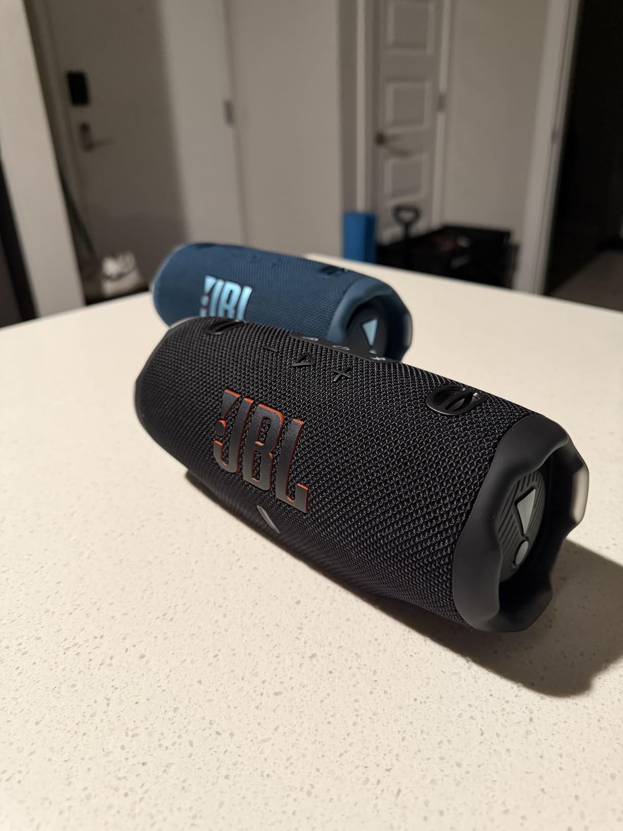 JBL Charge 6 - Portable Waterproof & Drop-Proof Bluetooth Speaker, Bold JBL Pro Sound with AI Sound Boost, 28Hrs of Playtime, Built-in powerbank & Comes with a Sturdy/Removable Carrying Strap (Black) - Customer Photo 1