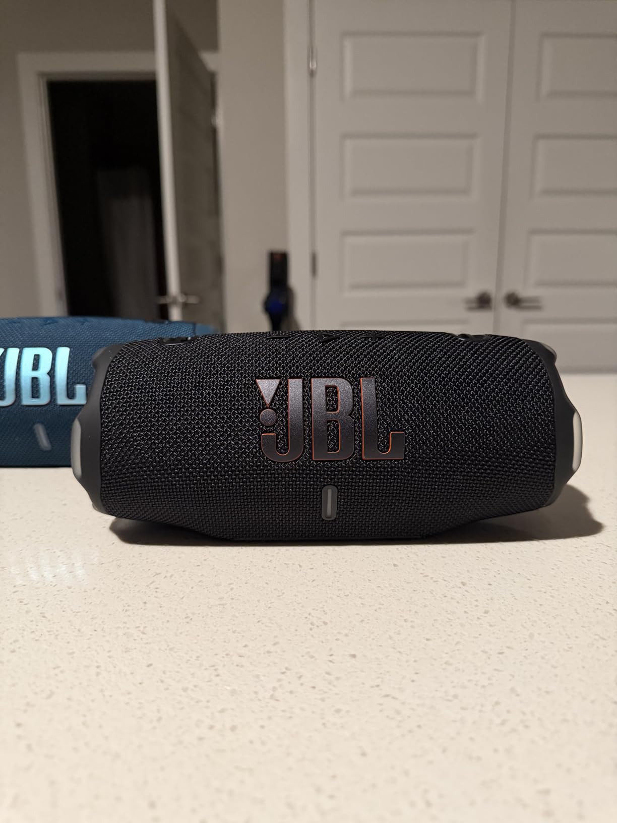 JBL Charge 6 - Portable Waterproof & Drop-Proof Bluetooth Speaker, Bold JBL Pro Sound with AI Sound Boost, 28Hrs of Playtime, Built-in powerbank & Comes with a Sturdy/Removable Carrying Strap (Black) - Customer Photo 2