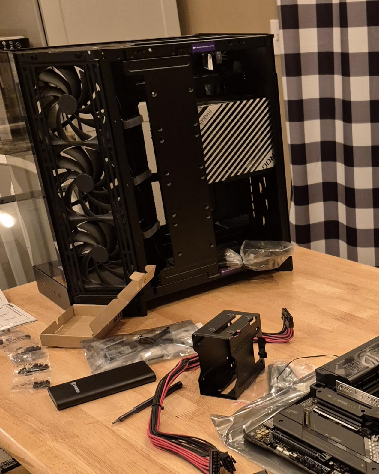 NZXT H9 Flow (2025) - Large Dual-Chamber ATX Mid-Tower Airflow PC Case - Includes 3 x 140mm & 1 x 120mm Fans - 420mm Radiator Support - Tempered Glass - Back-Connect Ready - Black customer photo 2