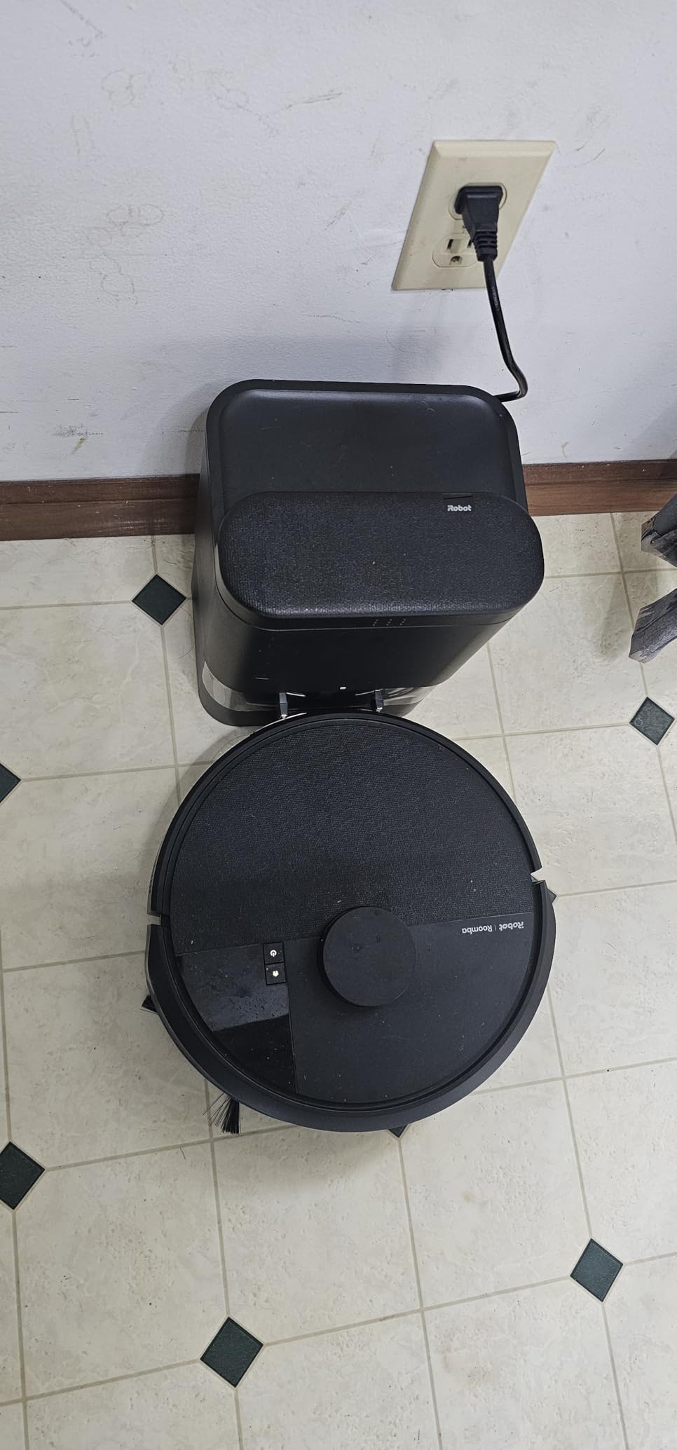 iRobot Roomba 105 Vac Robot Vacuum with AutoEmpty Dock - Self-Empties for 75 Days, Easy to use, Intense Power-Lifting Suction, LiDAR Navigation, Multi-Surface Cleaning, Cleans in Neat Rows customer photo 1