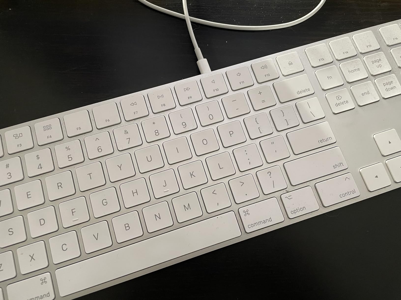Apple Magic Keyboard with Numeric Keypad: Wireless, Bluetooth, Rechargeable. Works with Mac, iPad, or iPhone, US English - White - Customer Photo 1