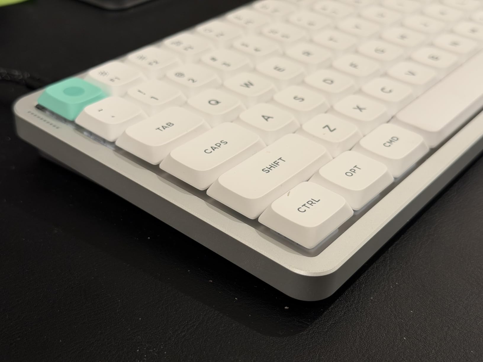 NuPhy Air75 V3 Hot Swappable Wireless Mechanical Keyboard, 84 Keys 75% Custom Low Profile Keyboard with Knob, RGB Backlit, Gasket Mounted, Support Bluetooth/2.4GHz/USB-C, White-Brown Nano - Customer Photo 2