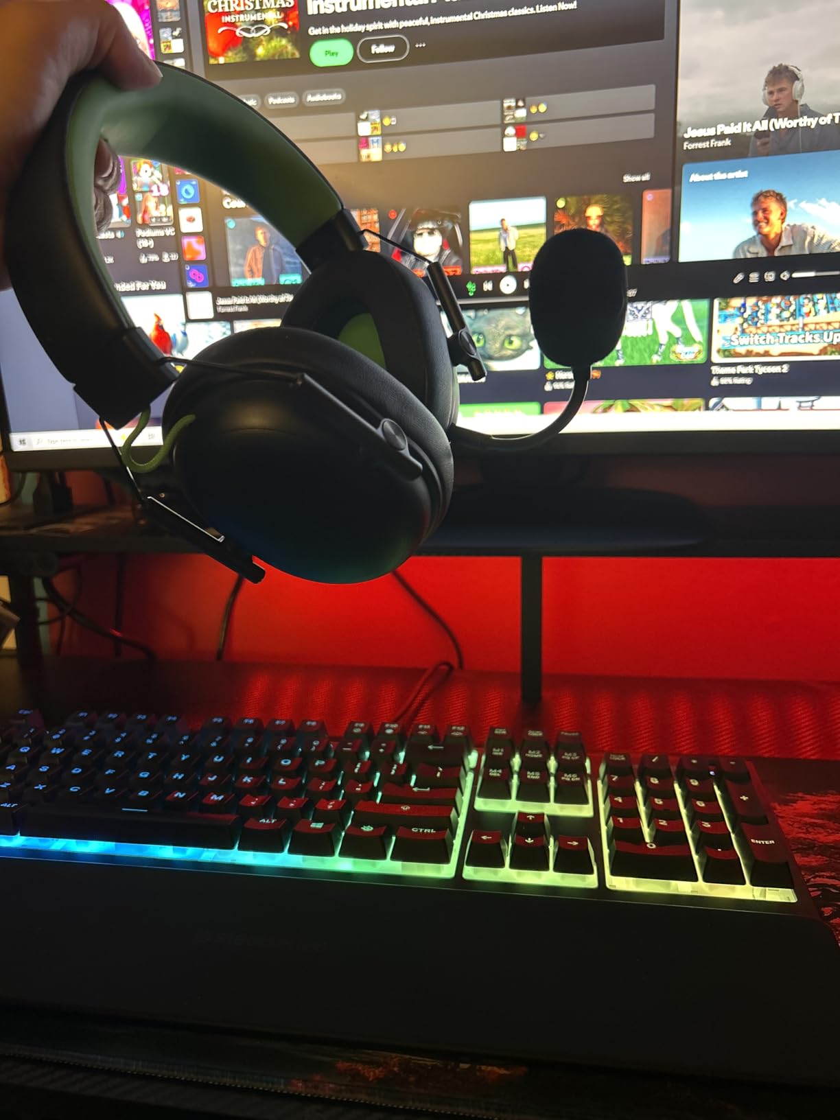 Razer BlackShark V3 X HyperSpeed Wireless Gaming Headset for PC: 50mm Drivers - Cardioid Mic - 2.4 GHz, Bluetooth, USB - Works with Mac, PS5, Nintendo Switch, Smartphone - 70 Hr Battery - Black customer photo 2