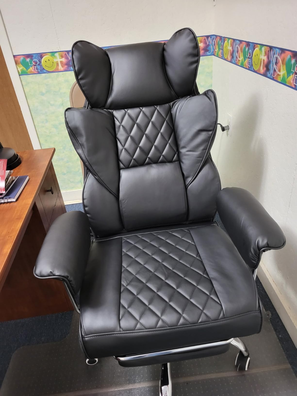 COMHOMA Big and Tall Office Chair, High Back Leather Gaming Chair with Footrest, Executive Ergonomic Office Chair with Pocket Spring Lumbar Support and with Outward Fixed Soft Armrests Customer Review COMHOMA Big and Tall Office Chair, High Back Leather Gaming Chair with Footrest, Executive Ergonomic Office Chair with Pocket Spring Lumbar Support and with Outward Fixed Soft Armrests - Customer Photo 1
